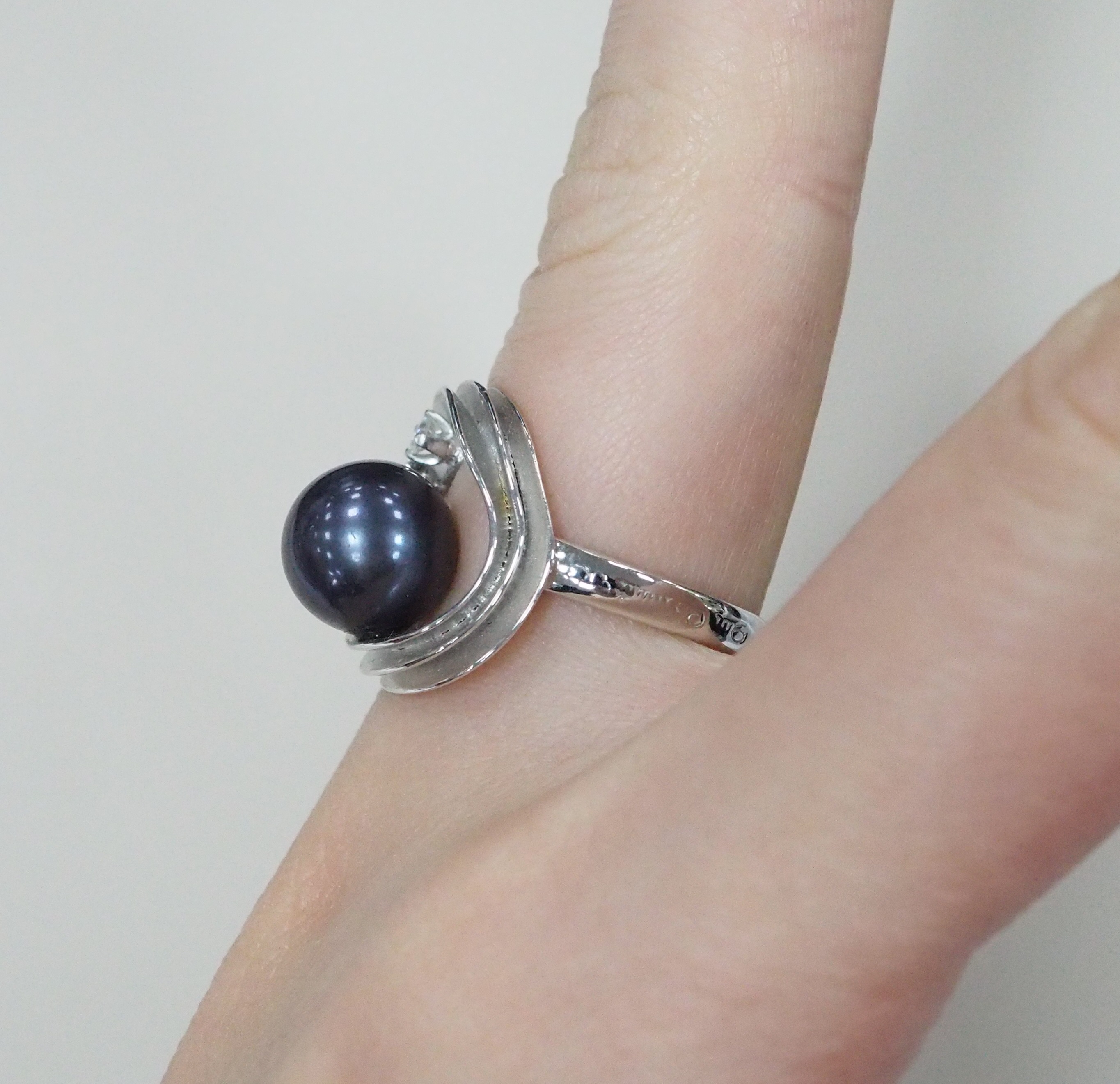 Кольцо из белого золота с черным жемчугом